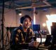 91抖音达人创作者在工作室录制短视频，背景灯光专业，氛围活跃